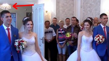 автор говорит не совсем правду. у одного из близнецов для отличия - корона в виде люстры. иначе их действительно легко спутать!