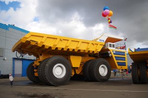 Мужики и все интересующиеся темой! Примерно 25го сентября, последнее воскресенье месяца, белаз традиционно устраивает день открытых дверей. Можно будет посмотреть где создают этих крошек, а также пощупать, попробовать на зуб и даже сфотографировать этих красавцев. Я был на этом мероприятии в 2013 году, если бог даст, постараюсь ещё разок посетить это мероприятие.