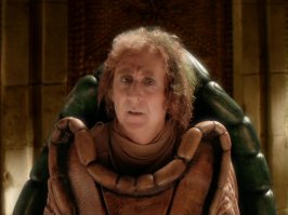 Жаль! Хороший актёр!
Кстати, с чернокожим комиком Ричардом Прайором, кроме «Ничего не вижу, ничего не слышу» он сыграл ещё в трёх комедиях. 
Ещё запомнил его по роли Черепахи Квази в «Алисе в Стране чудес» 1999 года.