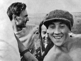 вот это говновбросец.
вот вам ,кстати,вопросеу, кто эта девочка на фото? ой, да это же...тот кто на втором фото!
а третье фото! это же просто капец!
так что либеромразь придумай постик!