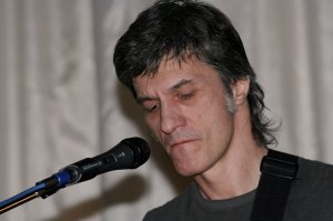 Многих хотелось бы отметить, но остановлюсь на одном. Если кто-то из любителей рока с ним незнаком-рекомендую послушать. 
Саша Чернецкий, Разные люди