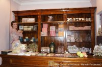 Настоящую пластиту сейчас активно возрождают, активно распространяется Белевская пастила и можно найти, на мой взгляд более вкусную Коломенскую.


Вот Коломенская