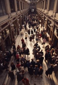 Говорят, жили плохо. Женщины гуляют по магазинам, мужики зарабатывают деньги, что бы женщины гуляли по магазинам.