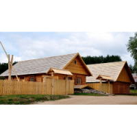 Замкнутый двор-каре, замощенный деревянными плахами, был разделен на две функциональные половины: чистый двор (с западной стороны) и пригон (с восточной стороны). В чистый двор вели высокие арочные ворота для проезда гужевого транспорта и арочная калитка. В пригон вели «черные», хозяйственные ворота, также арочные, для выгона скотины на дорогу. Напротив хозяйственных ворот в глубине двора - выход для спуска к реке. Двор по периметру окружали: двухэтажный хлебный амбар с кладовыми, двухъярусный сенник с открытым нижним ярусом для складирования хозяйственного инвентаря и хранения повозок, конюшни, птичники, омшаники, коровник. Коровник мог быть двухъярусным с летним спальным помещением, служившим также мужской мастерской. «Черная» баня, в противопожарных целях, располагалась в низине у реки. 
Парадное крыльцо, ведущее в дом, располагалось на западном фасаде. На второй этаж попадали через открытое крыльцо под скатной крышей с рундуком, ведущее в сенки (прируб), рубленные «в лапу». На первом этаже прируб был поделен на две части. В сени первого этажа попадали сразу из сенок прируба. Вторая часть использовалась как погреб-ледник, туда вела маленькая дверь. 
С северного фасада существовало автономное, устроенное на столбах, хозяйственное крыльцо с лестницей в пригон, с крытой площадкой и переходом на второй ярус сенника. Возможно, с него же попадали на гульбище второго этажа, необходимое для закрывания ставен. 

   В своё время этот район представлял собой типичный русский посад с пёстрыми деревянными домиками, утопающими в зелени. Везде чистота и порядок, цветы во дворах, палисадниках и на окнах, скамейки с подлокотниками и навесы над калитками. И ещё непременно восьмиконечный крест или образок над каждыми воротами. Сами жители Спасовой слободы считались в городе людьми зажиточными и достаточно влиятельными. →  
 вторая фото Этнографический музей "Двор Старообрядцев Слутишки"