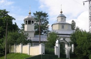 Замкнутый двор-каре, замощенный деревянными плахами, был разделен на две функциональные половины: чистый двор (с западной стороны) и пригон (с восточной стороны). В чистый двор вели высокие арочные ворота для проезда гужевого транспорта и арочная калитка. В пригон вели «черные», хозяйственные ворота, также арочные, для выгона скотины на дорогу. Напротив хозяйственных ворот в глубине двора - выход для спуска к реке. Двор по периметру окружали: двухэтажный хлебный амбар с кладовыми, двухъярусный сенник с открытым нижним ярусом для складирования хозяйственного инвентаря и хранения повозок, конюшни, птичники, омшаники, коровник. Коровник мог быть двухъярусным с летним спальным помещением, служившим также мужской мастерской. «Черная» баня, в противопожарных целях, располагалась в низине у реки. 
Парадное крыльцо, ведущее в дом, располагалось на западном фасаде. На второй этаж попадали через открытое крыльцо под скатной крышей с рундуком, ведущее в сенки (прируб), рубленные «в лапу». На первом этаже прируб был поделен на две части. В сени первого этажа попадали сразу из сенок прируба. Вторая часть использовалась как погреб-ледник, туда вела маленькая дверь. 
С северного фасада существовало автономное, устроенное на столбах, хозяйственное крыльцо с лестницей в пригон, с крытой площадкой и переходом на второй ярус сенника. Возможно, с него же попадали на гульбище второго этажа, необходимое для закрывания ставен. 

   В своё время этот район представлял собой типичный русский посад с пёстрыми деревянными домиками, утопающими в зелени. Везде чистота и порядок, цветы во дворах, палисадниках и на окнах, скамейки с подлокотниками и навесы над калитками. И ещё непременно восьмиконечный крест или образок над каждыми воротами. Сами жители Спасовой слободы считались в городе людьми зажиточными и достаточно влиятельными. →  
 вторая фото Этнографический музей "Двор Старообрядцев Слутишки"