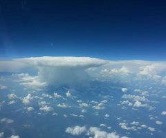 Обычная "наковальня", Вид кучево-дождевого облака. Люди в кабинах пилотов не любят сквозь них летать ибо может крылья на..ер поотрывать.