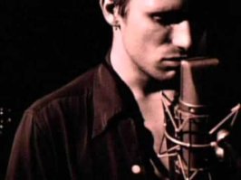 Hallelujah Песня канадского певца и поэта Леонарда Коэна, впервые выпущенная на его седьмом студийном альбоме Various Positions. перепетая много раз.
Один из них, имхо, самый проникновенный Джеф Бакли. В 2004 году этот кавер занял 259 место в списке «500 величайших песен всех времён по версии журнала Rolling Stone». В том же году журнал Time назвал версию Бакли «изящно спетой» и отметил, что «Бакли обработал песню… как крошечную капсулу человечности, используя голос как крен между славой и печалью, болью и красотой».
Второй вариант, кавер версия (даже две) которые использовались в м/ф Шрек. Руфус Уэйнрайт записал «Hallelujah» после краткой встречи с Бакли. Позже он с Джоан Вассер и своей сестрой Мартой Уэйнрайт исполнил песню в документальном фильме о Леонарде Коэне «Leonard Cohen: I'm Your Man». Версия Уэйнрайта также вошла в официальный саундтрек мультфильма «Шрек», хотя в самом мультфильме звучит версия Джона Кейла.
Эх, видео, при моем рейтинге не разместить, помогите с Бакли и Шреком!