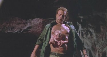 Будущая мама рисует на животе восхитительные картины с участием своего