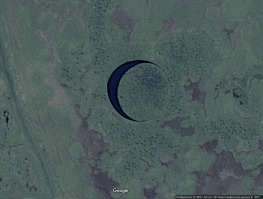 на разных ресурсах остров действительно в разных положениях в зависимости от года аэросъёмки