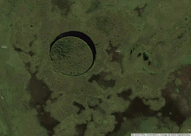 на разных ресурсах остров действительно в разных положениях в зависимости от года аэросъёмки