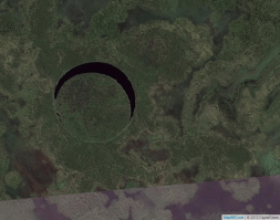 на разных ресурсах остров действительно в разных положениях в зависимости от года аэросъёмки