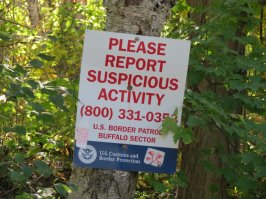 Проблем нет если есть документы и пересекать границу в установленных местах) Вряд ли кто то из них брал что то с собой.. А вот возле Ниагарского водопада есть такие таблички (был 2 года назад) ))