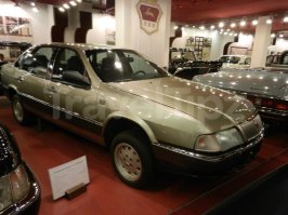 да, и еще, фото представленное вами выше (из музея), в кадр не попадает, но на на этом же стенде справа стоит еще одна 3105. Фото того же стенда с другого ракурса: