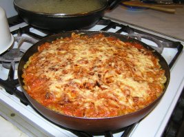 Еда, конечно, практически "бичовская".
Сын 13л. остался доволен, дочь 9л. любительница макарон съела, потому что была голодна, но в восторге не осталась. Жена плюсики мне ставила авансом. Я бы в рецепте убавил бы вполовину кол-во томатной пасты.
Второй раз готовить сие блюдо не хочется, не впечатлило.
Спасибо за новаторство.