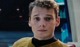 Антон Ельчин (27 лет) с большой натяжкой - всё же его родители увезли в США в годовалом возрасте, но всё же он родился в Ленинграде в 1989 году, а погиб в июне этого года. Ельчин наиболее известен своей ролью в «Стартреке», где он сыграл Павла Чехова. Следующая часть фильма вышла в июле этого года. На премьере все коллеги по фильму вспоминали Антона, а продюсеры сказали, что никем заменять Ельчина не будут.