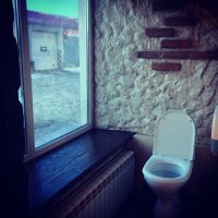 Сортир в кафешке в Гомеле. Первый этаж. За окном автомойка.