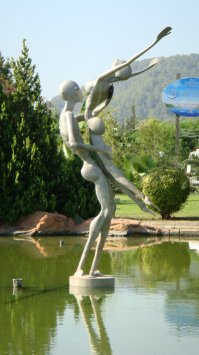 Ну, вообще-то, Казахстан, во-первых, светская страна, где религия отделена от государства, во-вторых, страна многоконфессиональная, как и Россия. Кстати, Турция куда более "мусульманская",  а памятников очень много. Ататюрку - в каждом населенном пункте. И даже весьма фривольные есть. :) Вот например, "Фонтан любви" в Кемере.