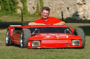 1 Porsche.
2 Автомобили советских детей. (раз мотоколяски это автомобили то и это автомобиль)
3 "Маркиза"
4 Энди Сандерс построил автомобиль из старой модели Фиат 126 (1989).