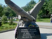 Да… большая трагедия. В Нефтегорске было аж четыре детских сада и одна десятилетка, в 1995 года школа готовилась проводить во взрослую жизнь 26 выпускников, для которых 25 мая прозвенел последний школьный звонок, для девятнадцати оказавшийся совсем последний.