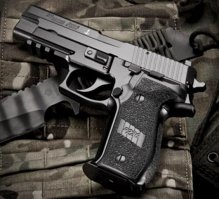 Ну очччень спорный пекаль.. Берёшь в руки его "одноклассника", SS P226 (они даже внешне немного похожи), разработанного ещё в 80-е, - и по исполнению, и по комфорту стрельбы понимаешь, что Р-226 - это машина, а ПЯ - это, простите, дедов жигуль..