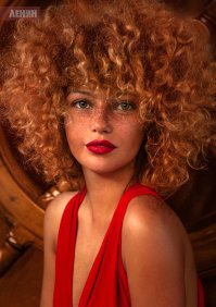 Глаза разбежались. Столько красивых портретов и этот легкий налет эротики тоже в тему. Люблю рыжих и с веснушками, но вот эта. Прямо как солнечный день в окно заглянуло. Супер красиво и солнечно.