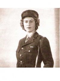 Чем тебе бабуля не угодила?
Пукан рвет от пророссийской пропоганды, что все вокруг уроды, только мы, как и великий народ Северной Кореи - самые великие во всем великом?
В молодости была очень красивой девушкой.
Во время великой отечественной войны, с  43-го года была водителем санитарной  машины.
Бабуля вживую видела разрывающиеся снаряды и собирала разорванные кишки солдат.

А ты чмо диванное.