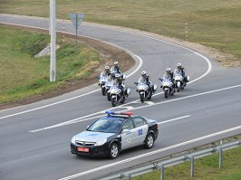 Спецподразделение ГАИ РБ "Стрела". Ареал обитания - Минск и Минский район, но могут иногда встречаться в других местах Беларуси (особенно, если ГАИ проводит какие-то операции). Подразделение выполняет задачи по сопровождению высших должностных лиц и эскортированию глав делегаций иностранных государств в случаях, предусмотренных дипломатическим протоколом, контролирует работу подразделений ГАИ, помогает в обеспечении безопасности дорожного движения регионам, следит за соблюдением дорожной дисциплины сотрудниками милиции. Иногда могут развлекаться от скуки, как показано на видео. Если в Беларуси тебя остановили гаишники и на их автомобиле или мотоцикле бело-синяя эмблема, рекомендуется вести себя вежливо, говорить, не повышая голося, судорожно вспоминать что и где нарушил, и какое за это наказание.