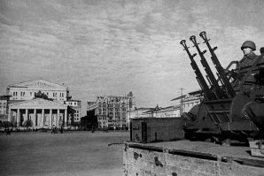 Я ничего против пулеметов в ПВО тех лет в принципе не имею, я о том, что эти 4 максима к 1941-му сильно устарели, и фраза автора про успешное применение немного преувеличено. Разве что из-за их массовости.. Низкая скорострельность, перегрев, небольшая скорость и дальность пули уже не обеспечивало гарантированное поражение бронированных скоростных целей, сама установка была тяжела, громоздка.

Перед самой войной, в 1938м разработали знаменитую Дашку- пулемет ДШК 12.7, даже с одним стволом он был эффективней четырех максимов. А в Ираке десять лет назад из Дашки повстанцы натовский Геркулес завалили.