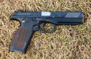 никогда он не будет массовым в войсках, т.к. в России не производится (да и не будет, в обозримом будущем) экзотический 9х21 мм.

тут интереснее "свежак" 2014 года - ПЛ-14. может хоть он заменит ПМ, у ПЯ это не получилось.