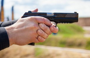 никогда он не будет массовым в войсках, т.к. в России не производится (да и не будет, в обозримом будущем) экзотический 9х21 мм.

тут интереснее "свежак" 2014 года - ПЛ-14. может хоть он заменит ПМ, у ПЯ это не получилось.