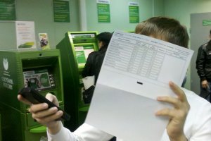 У меня в СБРФ т.н. "дебетовка", пользуюсь вынужденно (удобно для большинства клиентов/знакомых, перевести деньги на покупку оборудования/материалов и т.п.).

И вот как-то меня ШТРАФУЮТ !!! за не вовремя выплаченный процент по кредиту... (?!)

Пошёл разбираться в отделение где выдана карта, там понятное дело что "включают дурака".
Помогли только по телефону поддержки, объяснили что надо подать письменную жалобу на "технический сбой".
Так и сделал, через месяц получил ответ "ни о чём", но это стало дополнительной/очередной причиной не иметь со СБРФ никаких дел "по максимуму".
Сейчас когда захожу в любое отделение сбера (по теме переводов с/на карту), то назойливые менеджеры (можем оформит кредит, кредитную карту и т.п.) отшиваются мгновенно.

Кстати вспомнил (один из многих минусов, но именно по работе СБРФ с картами).
Первая сберовская карта (так же дебетовка) была или Маэстро, или МастерКард (не помню), оказалась очень неудобной, довёл её до минимального состояния, и когда на балансе осталось несколько руб, банально написал заявление об отказе.
При мне эту карту разрезали вдоль (!), я настойчиво забрал эти половинки и руками поломал на несколько кусков.
Остаток средств письменно (при написании "отказного") подарил сберу (там было рублей 5-15).
Но !!!
Через несколько лет эта карта "всплыла" при работе с банкоматом (когда софт спрашивает с какой карты сделать перевод).

Спрашиваю сотрудника "что это за вторая карта ?!!!" ( про которую уже успел забыть).
Начинаем выяснять в основной системе, оказалось что за ЗАКРЫТУЮ ! карту, сбер начислил "за обслуживание".
Объясняю абсурдность ситуации, а мне (не сразу, а после нескольких моих повторов):
- ну это видимо сбой, вам проще заплатить указанный минус, и карта окончательно станет "закрытой".

Ну не "объелись ли рыбного супа" ? (С)

И подобных историй (да ещё и с фото) достаточно...
Были (неоднократно) и попытки продать/купить валюту не по тому курсу который указан на табло, разумеется не в мою пользу :)
Помогала внимательность и то, что пока стоял в очереди считал на калькуляторе в мобилке что должен получить.
Начинаешь возмущаться - угрожают вызвать свою охрану, парирую готовностью вызвать милицию (мошенничество группы лиц по предварительному сговору).
После этого начинают резко "заметать следы"... (сбрасывать индикацию на табло, скрывать лица от фото/видео).
Прошу дать "книгу жалоб и предложений", получаю "её у нас забрали/она закончилась".
В итоге это отделение реформировала одна "хваткая и с железной волей" классная начальница, видимо схожие случаи были неоднократны.

Похожий случай в другом отделении "разрулила" начальница, причём кассирша поначалу отказалась выполнять её указания.
Начальница быстро согласилась с претензией, даёт указание обменять по курсу указанному на табло, и её отвлекают на другие проблемы, кассирша видит что начальница ушла и отказывается.
Меня уже "из принципа" ведёт на повторное приглашение начальницы, та очень спокойно и с многочисленным извинениями возвращается, идёт в кассу и выдаёт разницу.
В общем как мне потом "за чашкой чая" в личном кабинете объясняла упомянутая ранее "реформаторша" - кадры решают всё (с).
И за этими кадрами надо ПОСТОЯННО держать контроль...
Привела много примеров которые не видны посторонним, в общем действительно, очень много сотрудников которым по**р на репутацию конторы которая даёт им неплохую работу.
Вот увы...