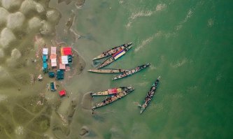 ... чОт лодок не пара, а семь, и почему то на одной из них наш триколор :)