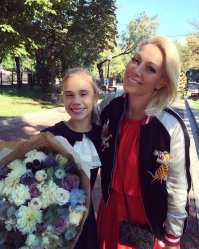 Супермодель Аврора и ее дочка с супер-модным букетом в день Знаний! 
Я не понял теперь что супер-модно букет в старую газету заворачивать?