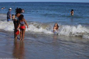 Вопрос читателям. Что на фотографии ниже — не так? За что можно схлопотать замечание от американцев, или укорительный взгляд. Ответ в конце поста.-----Я думал что двум неграм нельзя смотреть на белую девочку на берегу океана,да и вообще солнце ещё высоко...)