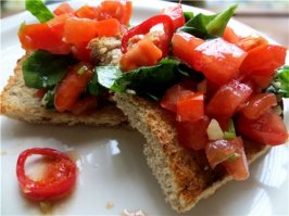 Тоже люблю такую закуску. Я ее на поджаренных тостах подаю. Вкусно и не калорийно.