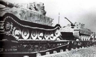Panzerjaeger Abteilung 653 - одно из самых интересных подразделений Вермахта в плане использовавшейся техники.
Начнем с того, что это единственное после курской дуги подразделение использовавшее Фердинанды/Элефанты. В качестве командирских машин в батальоне использовались единственный попавший в действующую армию Тигр Порше и Пантера с установленной на нее башней от "четверки". Батальон также известен зенитной счетверенкой на шасси Т-34, показанной в этом посте и еще, вроде как, там была счетверенка на шасси Пантеры.