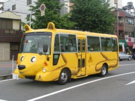 Вот такой симпатичный маленький школьный автобус привозит и увозит из школы самых маленьких школьников в городе Вольфсбург, Германия.