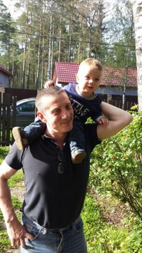 Который на плече сидит - это мой младший внук. А старшему - всего их трое, уже девять.
Сам я своих дедов вообще никогда не видел - оба в войну погибли.