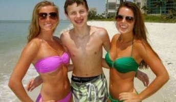 Что на этой фотографии с руками?