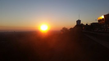 Красивые фотки и зум приличный. Спасибо.
Я вот закатов с рассветами нафоткал. К сожалению под рукой камеры нормальной не было