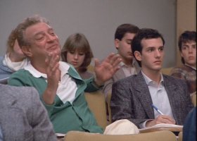 Девочка-подросток и ее 82-летний дедушка учатся в одном колледже