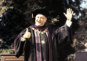 Девочка-подросток и ее 82-летний дедушка учатся в одном колледже