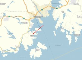 Стало интересно - где это?
Музей пушек «Баттери Вара» (Batterie Vara)
В Мёвике расположен музей пушек, где можно увидеть вторую по величине пушку в мире. «Баттери Вара» названа в честь немецкого инженера и генерала, убитого в 1941 г.
Появлением пушек Мёвик обязан немцам, вошедшим в 1940 г. в Данию и Норвегию и ощущавшим потребность в блокировании пролива Скагеррак. Тогда здесь была установлена батарея из 4 крупных пушек; ещё одна пушка была направлена в датский Ханстхольм. Это был кратчайший путь между Норвегией и Данией — всего 116 км. Над установкой пушки трудилось 1400 человек: 750 норвежцев, 350 датчан и 300 немцев. К 1943 г. сюда было доставлено 200 русских военнопленных, остававшихся тут до конца войны.
Работы были окончены лишь к 1945 г.: к тому моменту пушке не хватало лишь самой тяжёлой детали — ствола длиной 19,76 м и весом 110 тонн. Её намеревались доставить на корабле «Porto Alegre» прямо из Германии в феврале 1945 г., однако судно было потоплено английской флотилией 22 февраля.
Пушечная батарея никогда не участвовала в боях, однако в 1946 и 1957 гг. она рассматривалась как часть норвежской береговой артиллерии. После этого батарею решили разобрать; сохранилась лишь одна пушка.