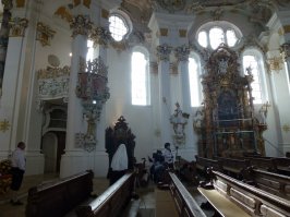 Шорты и гетры для них обычное явление. Бавария, фигли. Собственными глазами видел в церкви в Висе (Штайнгаден, Бавария) процедуру венчания. Так вот жених там был во всей красе: шорты с подтяжками, голфики, боты. Всё как положено. Вон он стоит слева в предвкушении рульки с пивом и брецелом после свадьбы:)