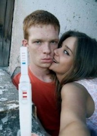 Неказистые парни в окружении симпатичных девушек