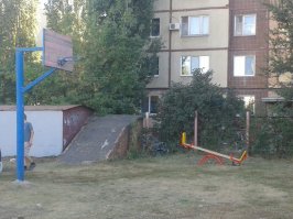 Что за древние ворота  в преисподнюю? Снести это уродство и будет место для  площадки....