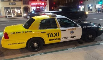 подрабатывает