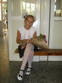 У нас в лицее у третьих классов не было линейки, зато произошел полуторачасовой спектакль про Колобка...Не знаю даже, что бы выбрала)) Дочка говорит, пол класса в смартфоны втыкали, остальные спали.