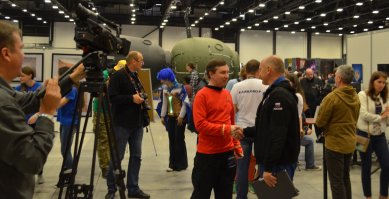 "Лично для меня, в детстве грезившего космосом, как и большинство советских детей, это было незабываемым событием - встретится с космонавтами, пожать им руку..."
Для того, чтобы пожать руку космонавту не обязательно ехать в Данию. В России шансов больше.