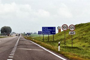 В русском языке НЕТ страны под названием Беларусь, есть _Белоруссия_. Также, как в белорусском языке НЕТ страны под названием Россия, есть _Расiя_. Великобритания, не просит называть её _по-русски_ - Грэйт Британ; Финляндия, не просит называть её _по-русски_ - Суоми и, даже, Литва, не просит называть её _по-русски_ - Лиетува. Но Белоруссия, Молдавия, Киргизия, это ж, отдельный диагноз.
p.s. Пример абсурдности данной ситуации: по-голландски, все страны бывшего СССР называются на русский манер, Belarus - Wit-Rusland, Moldova - Moldavie, Kyrgyzstan - Kirgizie. Вы когда-нибудь слышали претензии к Голландии по этому вопросу? И не услышите. А вот, поучать русских людей, как им правильно говорить по-русски в России - на каждом углу. Почему наша страна, до сих пор, занимает столь пассивную позицию в этом вопросе - вызывает недоумение.
p.p.s. "Употреблять иностранное слово, когда есть равносильное ему русское слово, – значит оскорблять и здравый смысл, и здравый вкус" (В.Г. Белинский)